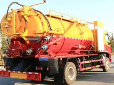 Single bridge cleaning and suction truck