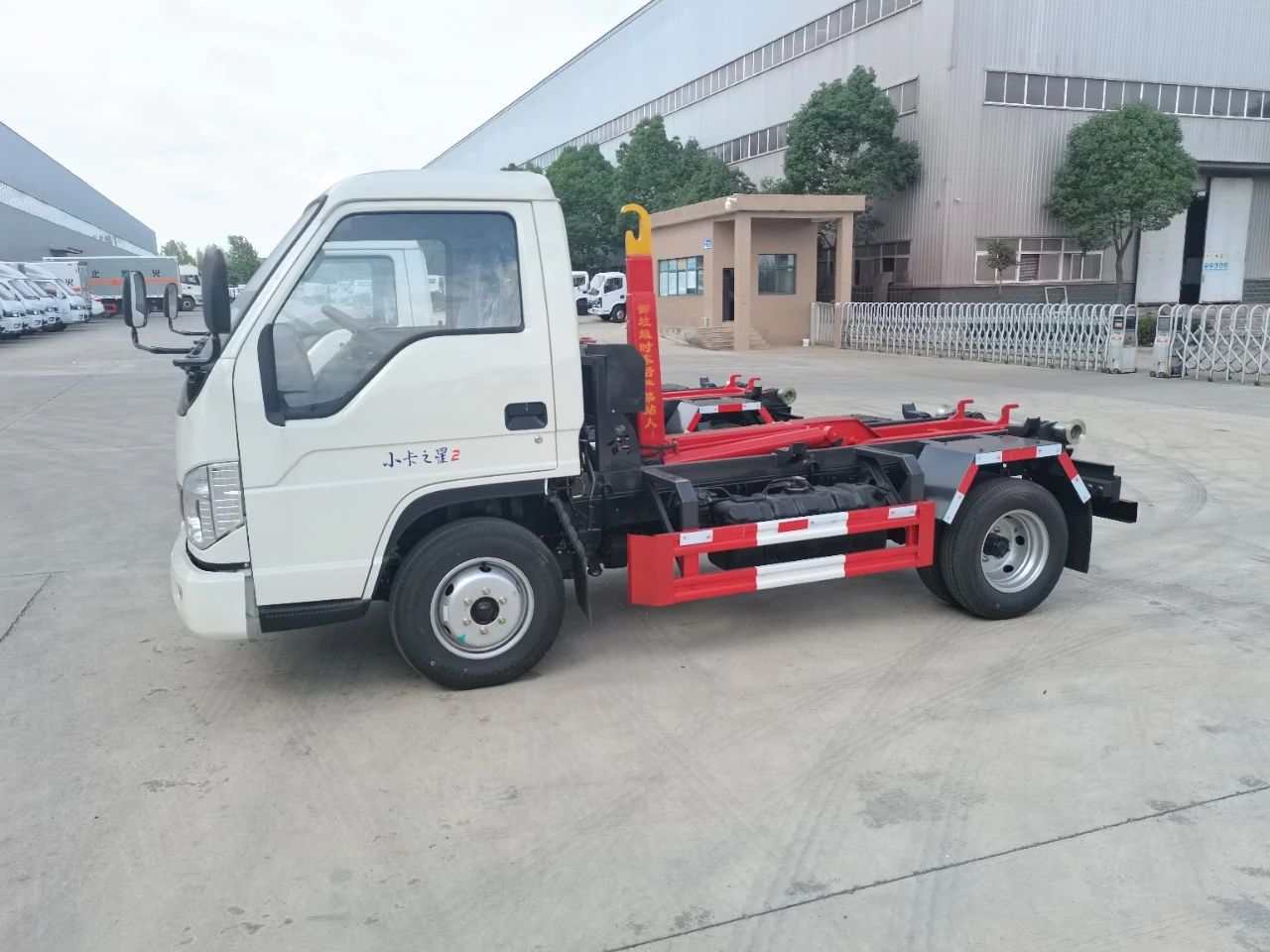 Piccolo camion della spazzatura con braccio a gancio.jpg Piccolo camion della spazzatura con braccio a gancio.jpg