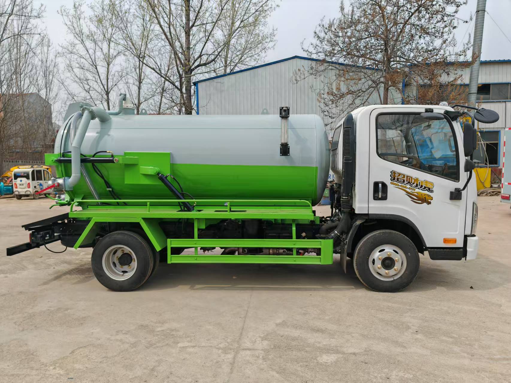 Clean the suction truck.jpg