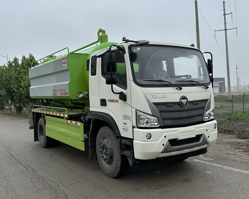 cleaning the suction truck