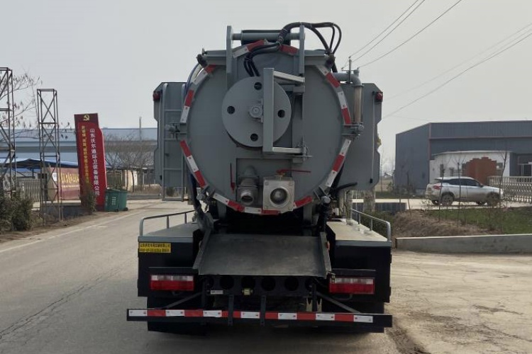 8 truk pembersih dan hisap kubik