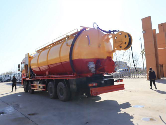 Мощная очистительная и всасывающая машина