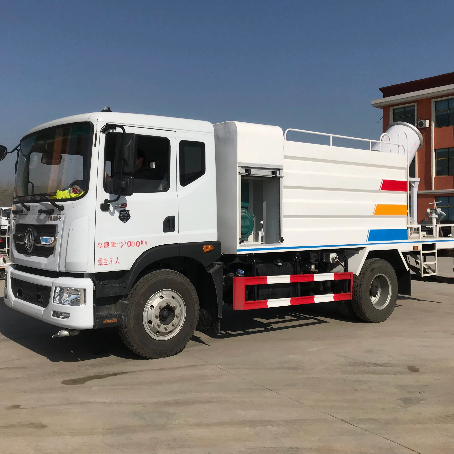 Camión rociador con cañón de niebla