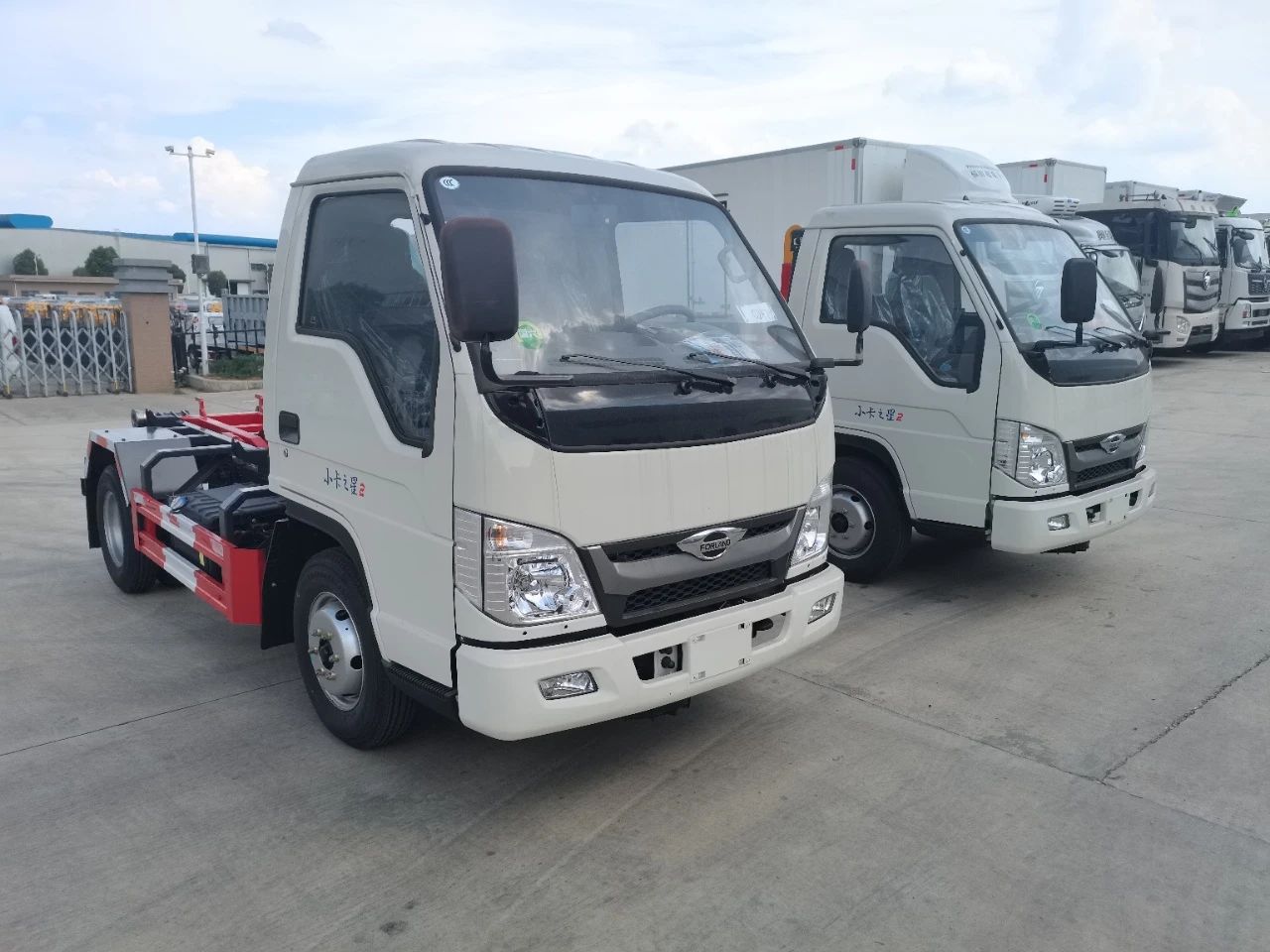 Piccolo camion della spazzatura con braccio a gancio.jpg Piccolo camion della spazzatura con braccio a gancio.jpg