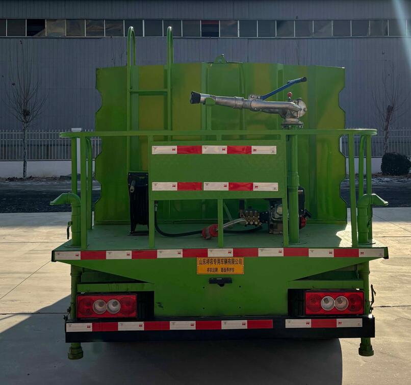 Road maintenance vehicle