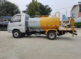 Petit camion d'arrosage.png