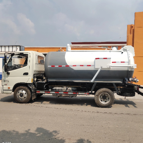 Camion d'aspiration des eaux usées.jpg