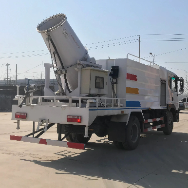 Camión aspersor con cañón de niebla.jpg