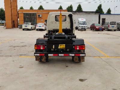 Precautions for using a hook arm garbage truck