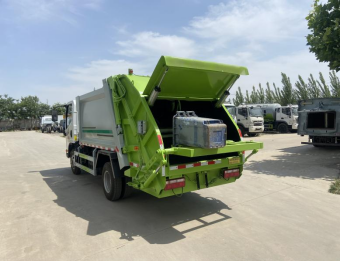 Large Compressed Garbage Truck
