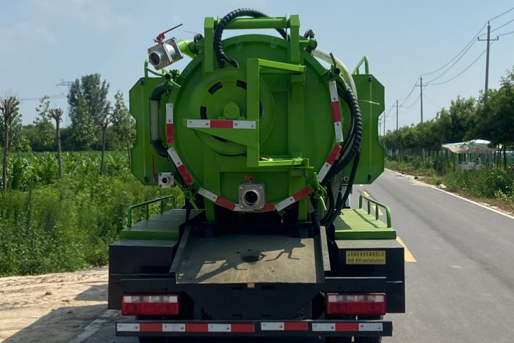 6 cubic cleaning and suction truck
