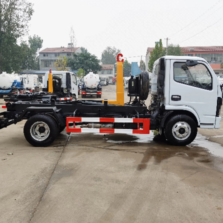 Camion della spazzatura con braccio a gancio di medie dimensioni