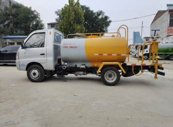 Petit camion d'arrosage