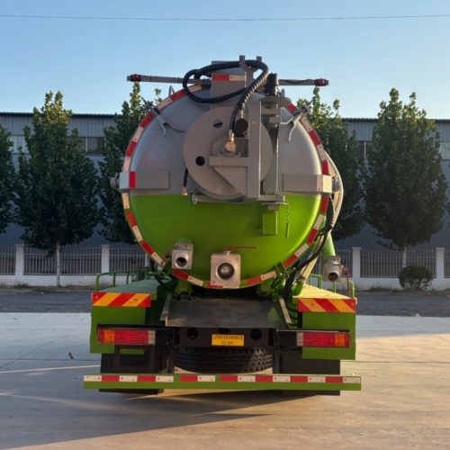 Camion de nettoyage et d'aspiration cube