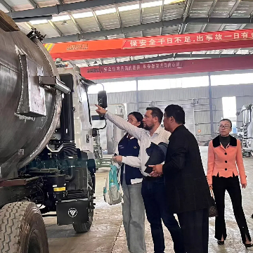 Кардарлар фабрикага келишет.jpg