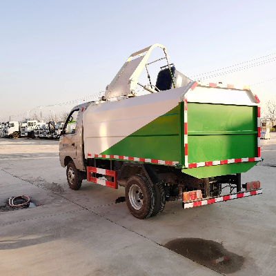 Camion della spazzatura con benna ribaltabile