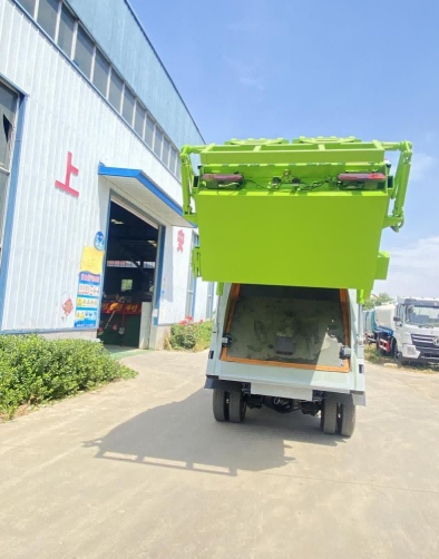 شاحنة القمامة المضغوطة