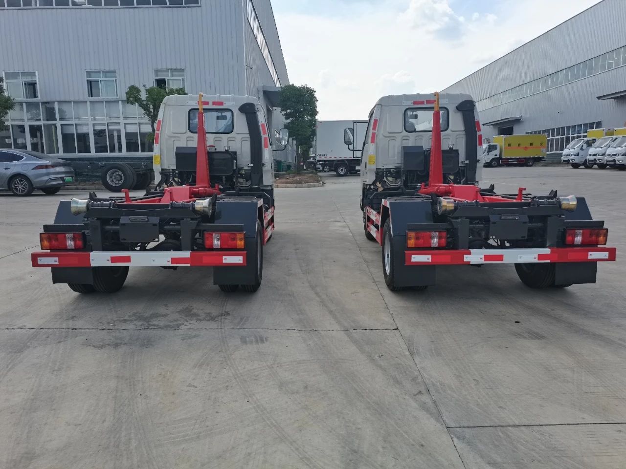 Piccolo camion della spazzatura con braccio a gancio