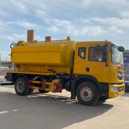 Limpieza del camión de succión.jpg Limpieza del camión de succión.jpg