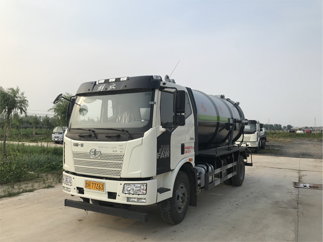 Suction Sewage Truck