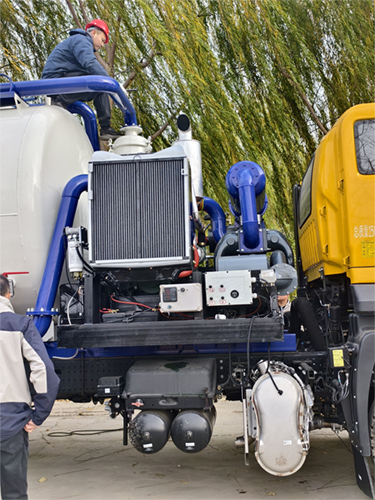 Cleaning Suction Truck Cleaning Suction Truck