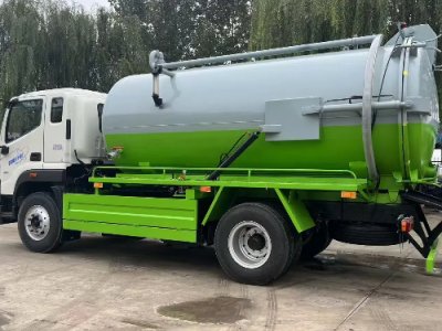 Clean the suction truck