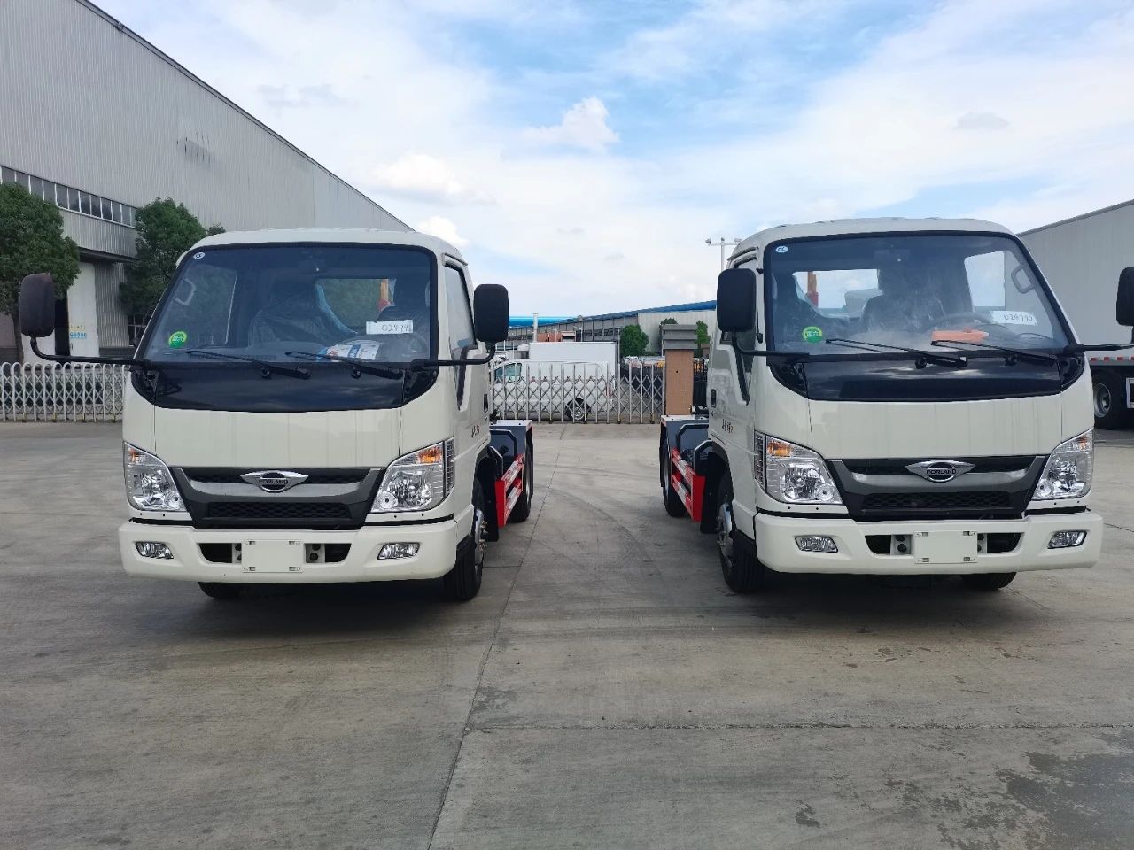 Piccolo camion della spazzatura con braccio a gancio.jpg Piccolo camion della spazzatura con braccio a gancio.jpg