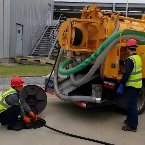 Sewage Suction Truck working