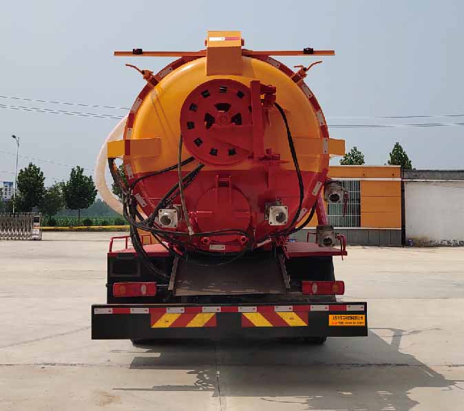 clean the suction truck