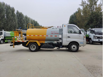 Petit camion d'arrosage