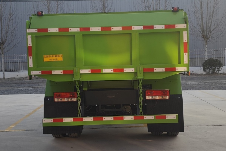 truk sampah pembuangan sendiri