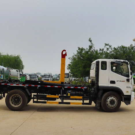 Caminhão de lixo com braço grande e gancho