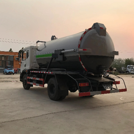 Pipeline Suction Truck.jpg Pipeline Suction Truck.jpg