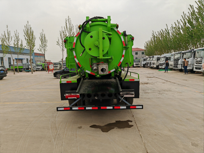 Транспортное средство двойного назначения для очистки и всасывания