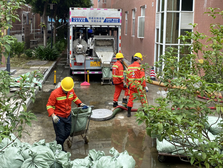 ภาพแสดงสถานการณ์การใช้งานของรถดูดสิ่งปฏิกูล (Application Scenarios of Suction Sewage Truck.jpg)