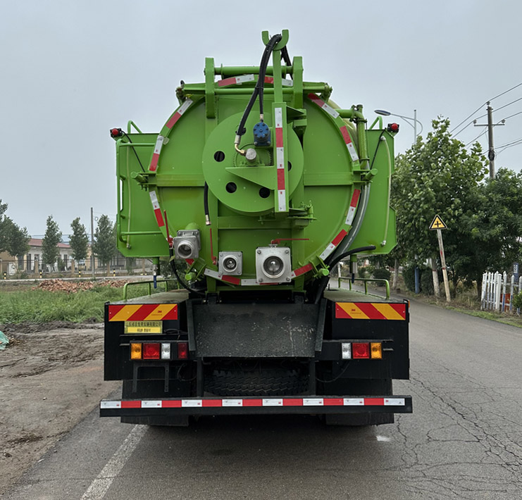 cleaning the suction truck