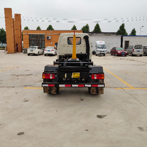 हुक आर्म कचरा ट्रक का उपयोग करने के लिए सावधानियां.jpg