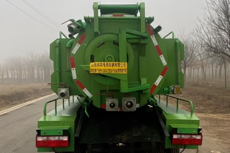 3 truk pembersihan dan hisap kubik