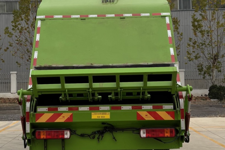 Truk sampah terkompresi