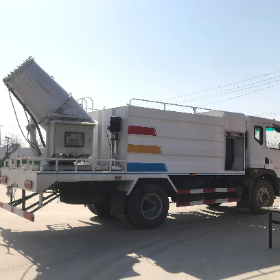 Camión aspersor con cañón de niebla.jpg